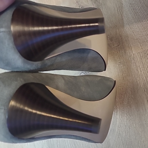 Banana republic gray suede upper 2.5 high pumps size 9 - Picture 10 of 10